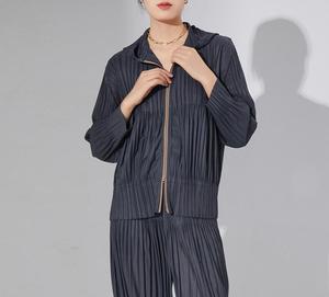 เสื้อแจ็คเก็ตทรงบอมเบอร์จีบพลีทสไตล์มิยาเกะ รุ่นใหม่ประจำฤดูร้อน-ฤดูใบไม้ร่วง ปี 2026 ไซส์พลัส ดีไซน์หรูหรา กระดุมแถวเดียว มีฮู้ด เสื้อผ้าผู้หญิง - Product Image 4