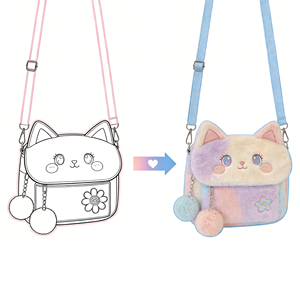 Sac bandoulière personnalisé en peluche fraise <span class=keywords><strong>avec</strong></span> détails givrés et breloque cœur, transformant le design de <span class=keywords><strong>dessin</strong></span> animé en sac en peluche de haute qualité - Product Image 4