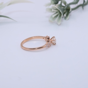 Anillo de compromiso de oro rosa con diamante solitario redondo de laboratorio, detalles de racimo floral y piedras laterales, joyería fina personalizada - Product Image 2