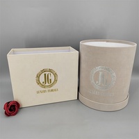 Boîte cadeau ronde carrée personnalisée en velours pour l'emballage de roses avec revêtement UV, finition mate et dorure à chaud, et présentoir