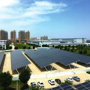 Abri solaire pour voiture avec panneaux photovoltaïques, structure en alliage d'aluminium, toit en pente, style moderne, étanche, pour stationnement de 2 voitures - Product Image 1