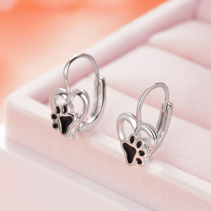 Boucles d'oreilles mignonnes en forme de cœur et de patte de chat pour femmes, design créatif et doux, bijoux de mode à porter au quotidien - Product Image 4