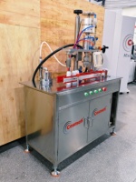 Machine de remplissage semi-automatique d'aérosols en acier inoxydable 3-en-1 : remplissage de liquides, sertissage et remplissage de gaz pour bombes aérosols