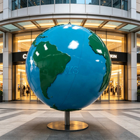 Globe Terrestre Décoratif - Grande Sculpture Artistique en Résine de Fibre de Verre, Thème Dessin Animé, Durable, pour Atriums d'Entreprises Extérieurs et Complexes Hôteliers de Luxe (Or)