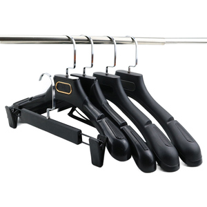 Cintres en Plastique Noir Antidérapants pour Robes de Mariée, Jupes, Chemises, Costumes Homme et Manteaux, Personnalisables avec Logo - Product Image 1