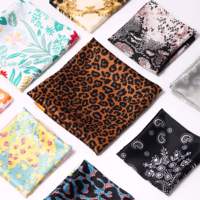 Foulard carré effet soie mate, imprimé léopard, bordure jaune, pour cheveux et cou, pour femme
