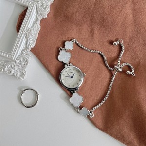 Reloj de Cuarzo para Mujer con Brazalete de Trébol de Cuatro Hojas, Esfera Redonda, Caja de Aleación, Regalo con Encanto y Estilo - Product Image 2