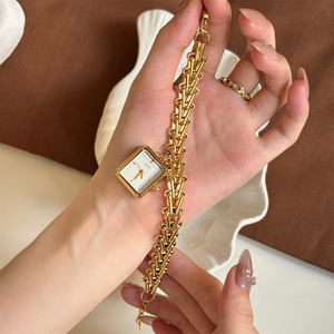 <span class=keywords><strong>Montre</strong></span> à Quartz IEKE <span class=keywords><strong>Femme</strong></span> Luxe Léger avec Chaîne <span class=keywords><strong>Triangle</strong></span> Antique et Pendentif Carré Niche Design Personnalisé Boîtier en Alliage - Product Image 4