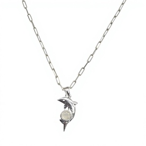 Pendentif Breloque en Argent Sterling 925 Poli de Haute Qualité, Motif Dauphin, avec Pierre de Lune Bleue Ronde à Effet Flash Sertie en Bezel, Bijou - Product Image 2