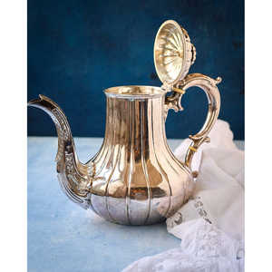 Teiera e Bollitore Decorati con Motivi a Righe in Rilievo di Gabriella P. Sheffield - Product Image 4