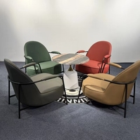 Fauteuil simple en cuir rembourré 509 Nordic avec pieds en métal, confortable et élégant pour le salon