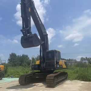 Potente Excavadora Usada VOLVO EC300 de Alto Torque y Bajo Ruido para Demoler Pilares de Puentes Antiguos a lo Largo de los Ríos - Product Image 1