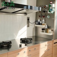 Meubles de cuisine en dalles à grain horizontal, comptoir en bois brossé en forme de L, crédence en carreaux de métro, meubles de cuisine résistants à l'eau