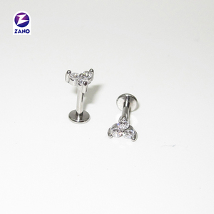Regalo de Boda para Niños: Pendientes de Acero Quirúrgico 316L con Parte Superior Triangular Chapada en Oro y Rosca Interna para Cartílago y Labret - Product Image 3