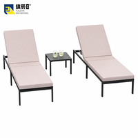 Ensemble de chaises longues d'extérieur 3 pièces avec structure en métal noir, coussins et table d'appoint