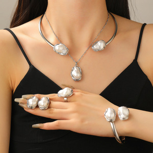 Conjunto de Joyería de Moda para Mujer: Collar y Pulsera de Perlas Barrocas Blancas Irregulares, Pulsera Abierta en Forma de <span class=keywords><strong>C</strong></span> Dorada - Product Image 4