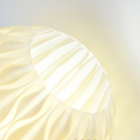 Lampe en plastique imprimée en 3D, conçue par l'IA, ignifuge, écologique, motif géométrique, design minimaliste, pour bureaux et études
