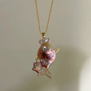 Collana Strega del Mondo Sottomarino con Perla Naturale e Ciondolo a Forma di Pesce Grande, Placcato Oro che Mantiene il Colore, Choker con Pesce che si Bacia - Product Image 3