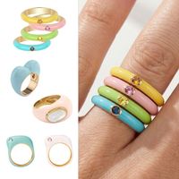 Bague en acier inoxydable au design minimaliste et surface lisse, finition couleur or et couleur argent.