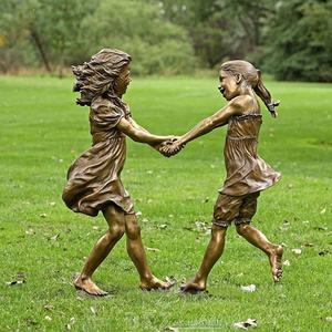 Vente flash Nouvelle statue d'enfants en bronze Meilleurs amis jouant dans le jardin Sculpture en métal personnalisée Modèle imprimé en laiton Technique - Product Image 1