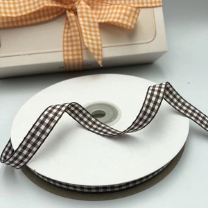 Ruban à carreaux Buffalo Plaid, design festif saisonnier pour l'emballage de boîtes cadeaux de Noël - Product Image 1