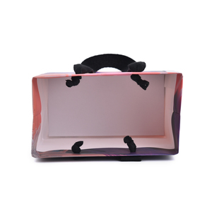 Sac cadeau en papier kraft avec logo personnalisé, poignée nouée et finition vernie - Impression 4 couleurs, emballage écologique - Product Image 3