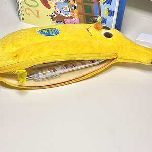 Trousse à crayons grande capacité sur le thème de la banane, sac de rangement créatif en coton avec rembourrage en coton PP, trousse à cosmétiques mignonne en peluche - Product Image 2