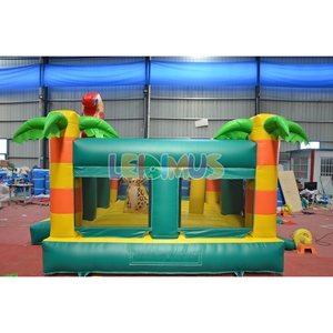 Château gonflable/trampoline extérieur sur le thème des perroquets, modèle en PVC, équipé d'un souffleur, disponible à la location. - Product Image 3