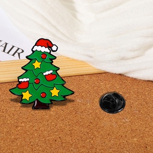 Broche en métal motif sapin de Noël mignon, idéale comme accessoire festif pour collection saisonnière de boutiques et de vente au détail - Product Image 4