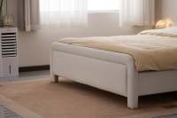 Lit rembourré incurvé de style vintage moderne italien avec cadre en bois pour chambre à coucher