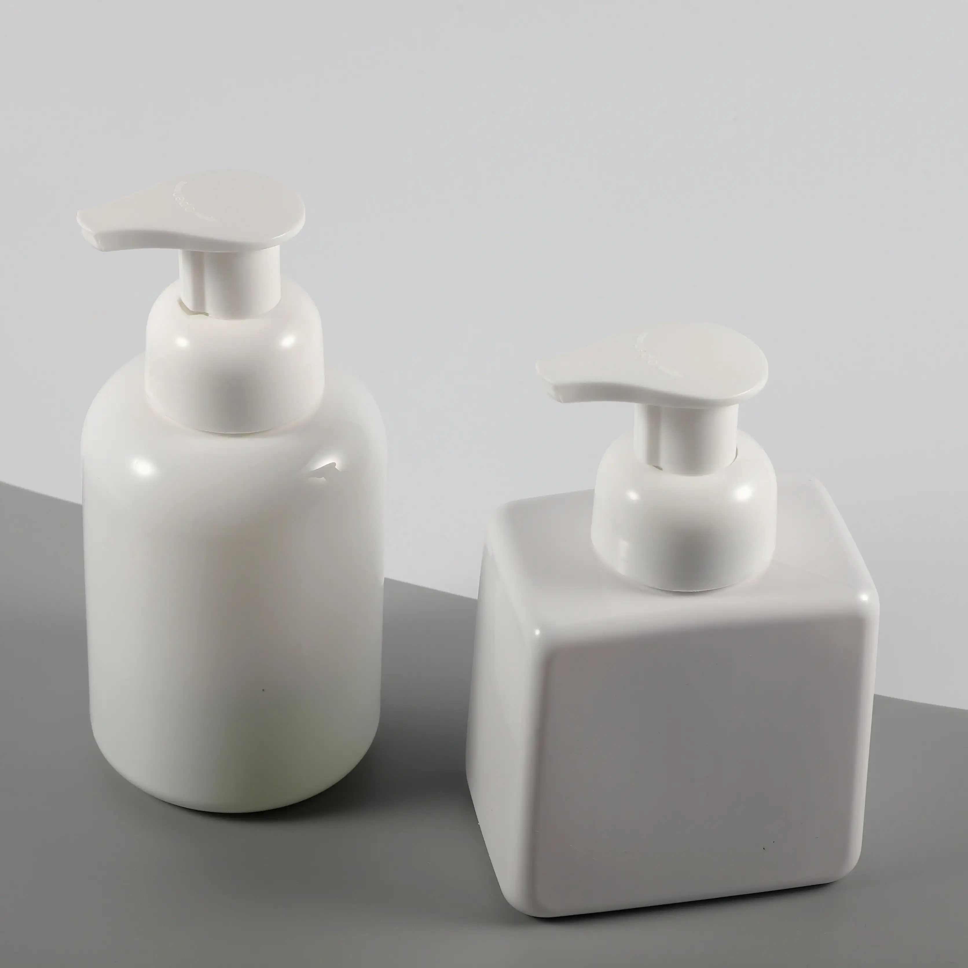Toptan PET plastik kozmetik şişeleri beyaz Boston yuvarlak şampuan köpük şişeler köpük pompası ile