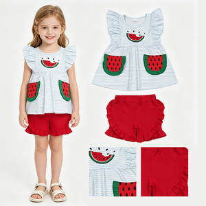 En stock: Conjunto de ropa de verano para niñas con pantalones cortos rojos, bordado de sandía y bolsillos a rayas. Venta al por mayor de conjuntos para niños pequeños. Ropa de fábrica. - Product Image 1