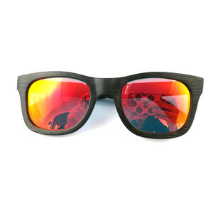 Lunettes de soleil pliantes en bois de bambou avec logo personnalisé avec verres fumés polarisés de couleur bleue ou rouge - Product Image 6