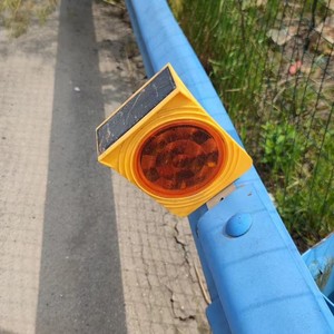 ไฟเตือนพลังงานแสงอาทิตย์ LED กระพริบสีเหลือง IP65 สำหรับความปลอดภัยในการจราจรก่อสร้าง A008S - Product Image 1