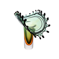 Vase en verre artistique soufflé à la main de Murano, moderne, sculptural, évasé et à pointes, vert menthe, vert ambre, centre de table superposé noir pour hôtel