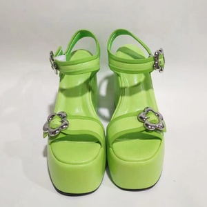 Sandales plates vertes pour femmes, talons compensés hauts, boucles fleuries, plateforme épaisse, chaussures d'été décontractées pour la plage - Product Image 5