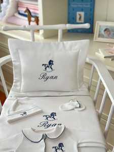 <span class=keywords><strong>Set</strong></span> Regalo Personalizzato per <span class=keywords><strong>Neonato</strong></span> Maschio, Completo Ricamato con Cavallo per il Ritorno a Casa, Tutina in Cotone Bianco con Nome Personalizzato e Cappellino - Product Image 6