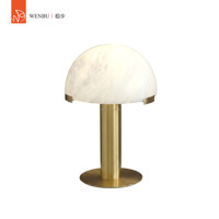 Lampe de table en albâtre espagnol de style mid-century en laiton brossé pour hôtel, villa, salon