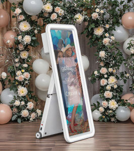Machine portative pliable de cabine de <span class=keywords><strong>photo</strong></span> de miroir magique avec le moniteur interactif d'écran tactile de 32 pouces et les roues pour le selfie de mariage - Product Image 1