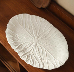 Ensemble d'assiettes en céramique à motif <span class=keywords><strong>de</strong></span> feuilles blanches, plat brillant pour servir du poisson, des <span class=keywords><strong>fruits</strong></span> <span class=keywords><strong>de</strong></span> <span class=keywords><strong>mer</strong></span> et des plats principaux à la maison ou au restaurant - Product Image 4