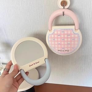 กระจกแต่งหน้าสีชมพูหวานๆ พร้อมที่จับ พับได้ ใช้สำหรับหอพักนักเรียน แขวนผนังได้ - Product Image 1