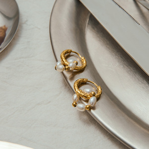 Pendientes de Aro con Perlas, Diseño Martillado en Oro de 18K, para Uso Diario Femenino - Product Image 2