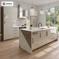 Cuisine sur mesure avec îlot, portes laquées minimalistes à finition brillante, design modulaire et rangement coulissant, structure en MDF