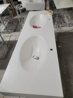 Comptoir de salle de bain minimaliste personnalisé en dalle de roche, courbé à chaud, intégré et sans joint, avec évier et support de robinet monotrou pour la maison