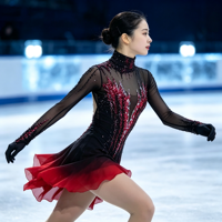 Robe de performance de patinage artistique à col roulé en maille à manches longues, dégradé noir et rouge, avec strass rouges et grand dos ouvert