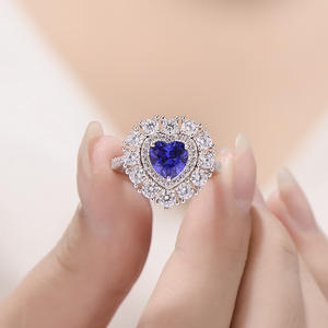 Pendientes Finos en Forma de Corazón con Zafiro de 1.2ct, Joyería Creada en Laboratorio, a la Venta - Product Image 1