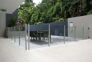 Barrières <span class=keywords><strong>en</strong></span> <span class=keywords><strong>verre</strong></span> de cadre <span class=keywords><strong>en</strong></span> métal enduit de poudre noire pour la protection de <span class=keywords><strong>terrasse</strong></span> de toit - Product Image 6