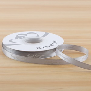 ริบบิ้นผ้าไหมพิมพ์ลายแบบกำหนดเองจากโรงงาน เป็นมิตรกับสิ่งแวดล้อม พร้อมโลโก้ลายนูน สำหรับของขวัญ - Product Image 2