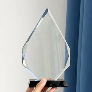 Trofeo <span class=keywords><strong>de</strong></span> Cristal Personalizado en Forma <span class=keywords><strong>de</strong></span> Torre con Base Negra - Product Image 1