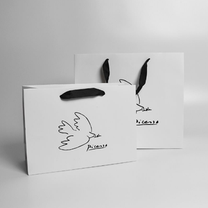 Bolsas de Compras de Papel con Lámina Dorada de Lujo Personalizadas - Bolsas de Regalo Resistentes con Laminado Mate en Relieve para Tiendas de Ropa (Tamaños S/M/L) - Product Image 5